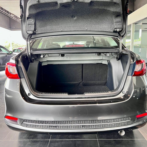 Imagen 8 de 15 de Mazda 2 Touring Sedan Machine Gray Mecánico