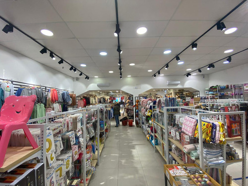 Local - Gran Local Comercial En Ituzaingo Casi Peatonal Sarandí, 15 Mts De Frente, 880 M2 !!