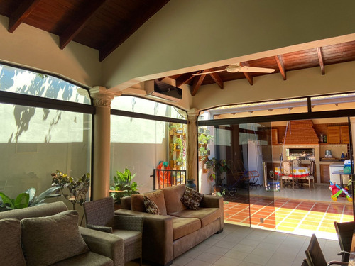 Vendo Casa A Una Cuadra De La Avda. Irrazábal, Centro: 4 Habitaciones Y 4 Baños.