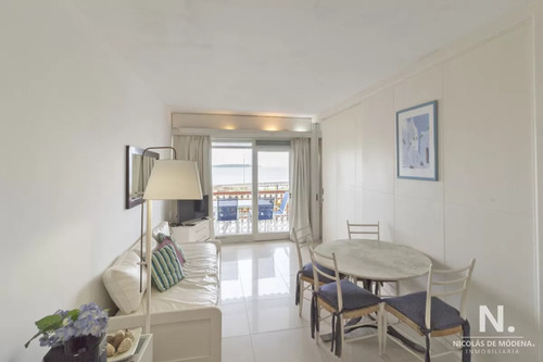 Vende Apartamento De 1 Dormitorio En Edificio Frente Al Mar, Playa Mansa Punta Del Este