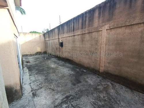 Hermosa Parcela De Terreno De 200 M2 Con Casa Estilo Duplex Construida Sobre Ella De Aproximadamente 160 M2, Su Distribucion Es Concepto Abierto En Obra Gris, Hermosas Vistas En Todos Sus Angulos,