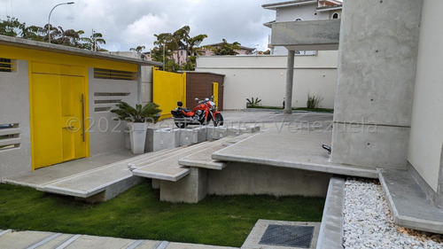 Ms: 24-3353 Vendemos Espectacular Y Nueva Casa En Loma Linda, El Hatillo. A=680m2, 4h, 5b, 11p.