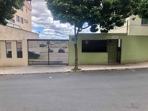 Apartamento 3 Quartos, 1 Banheiro, Uma Vaga Demarcada