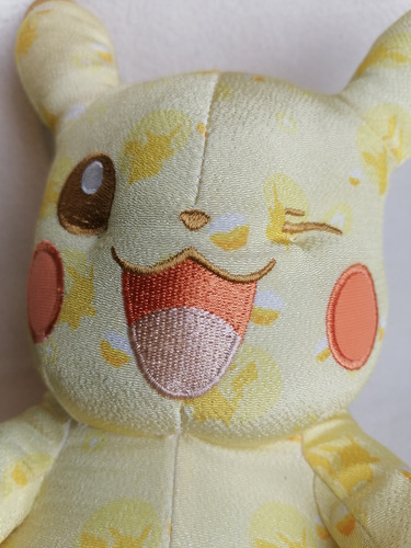 Peluche Original Pokemon Pikachu Aniversario 20. Tomy 26cm. (Usado)