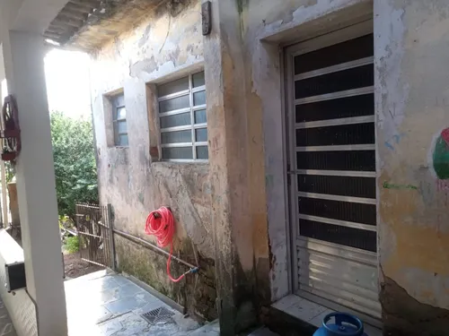 Casa Com Um Quarto, Cozinha E Banheiro.