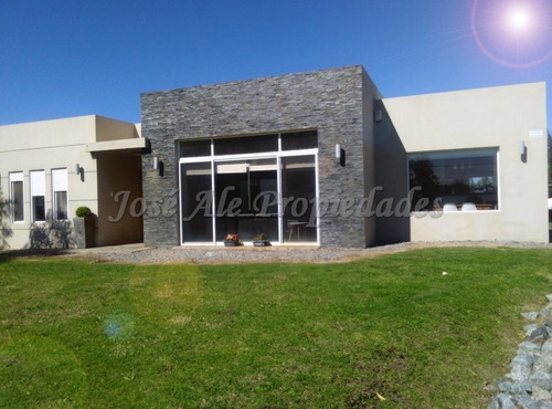 Imagen 3 de 10 de En Venta Casa De Tres Dormitorios Colonia Del Sacramento
