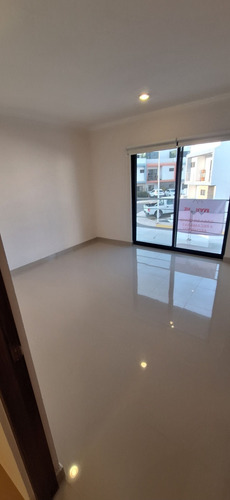 Hermosa Casa En El Refugio, 3 Recamaras, Roof, 4.5 Baños, Cuarto De Servicio