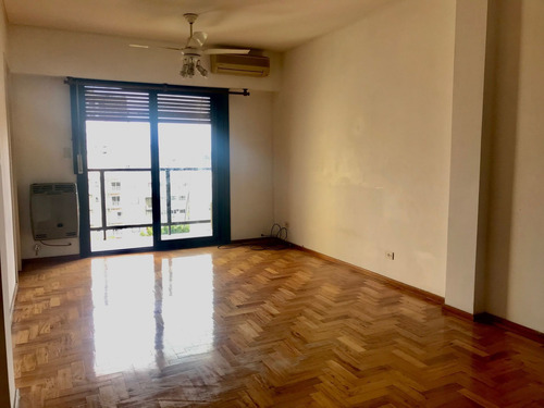 Venta Monoambiente Luminoso Con Balcon A Mts Subte