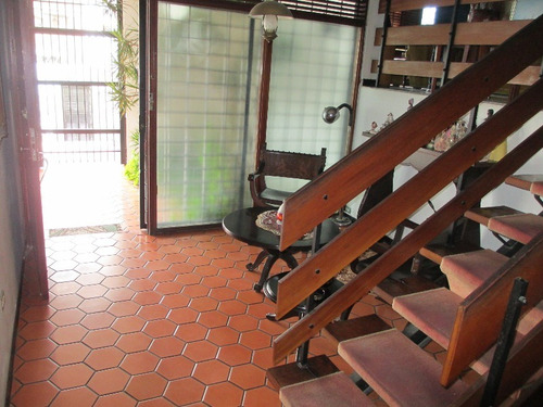 Venta - Quinta Para Remodelar Pero Mantenida. Precio Bajado!! - 463 Mts2. Terreno 525 Mts. 6 Hab. 5 Baños. 4 Estc. Parte Alta Muy Cerca De La Cota Mil - El Marques - Mun. Sucre