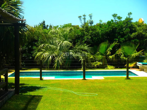 Moderna Casa Con Piscina En Montoya A Metros Del Mar