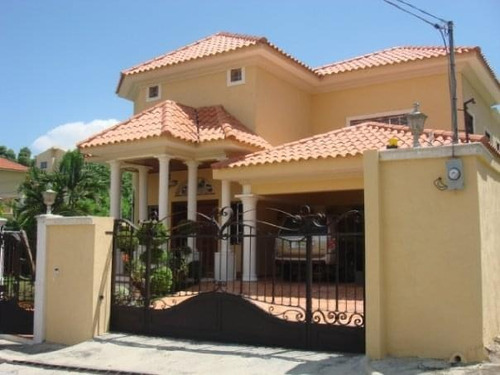 Casa De 2 Niveles En El Sector De Cuesta Brava Santo Domingo 