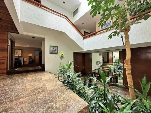 Casa En Excelente Ubicación, Calle Tranquila Y Con Vista Arbolada