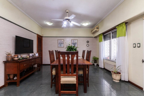 Hermoso Chalet De 5 Amb. En El Centro De Lanusita