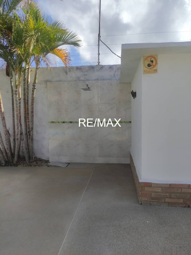 Venta Hermoso Th En Urbanizacion Asocibal Norte, Carenero, Higuerote