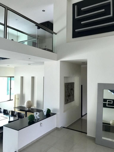 Casa De 2 Niveles En Lagos Del Sol