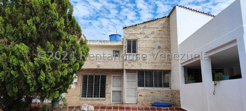  Arnaldo  López Vende Lindo  Town House En  La Rosaleda Barquisimeto  Lara, Venezuela. 4 Dormitorios  3 Baños  143 M² 