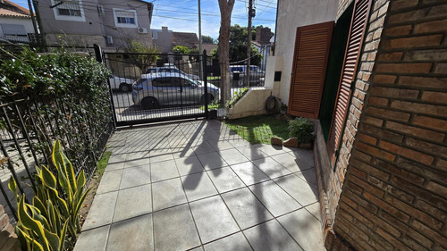 Solido Duplex De 4 Ambientes Con Cochera Y Jardin En Venta. Olivos