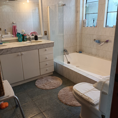 Casa Estilo Conolial, 2 Pisos Con Amplios Espacios
