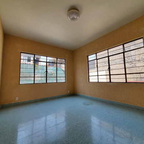Amplisima Casa En Inmejorable Ubicación, Centrico Y Seguro.