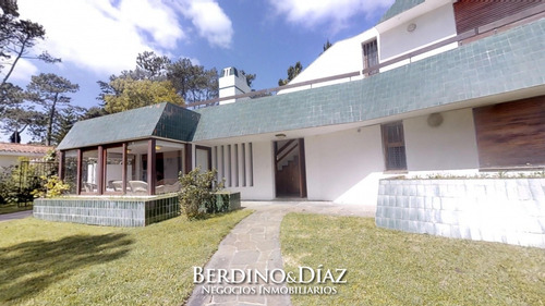 Imperdible Oportunidad En Playa Mansa A Tan Solo Metros Del Mar- Ref: 394