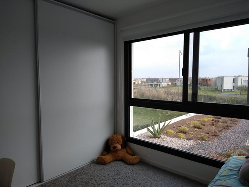 Imagen 19 de 30 de Casa Moderna En Barrio Vistas