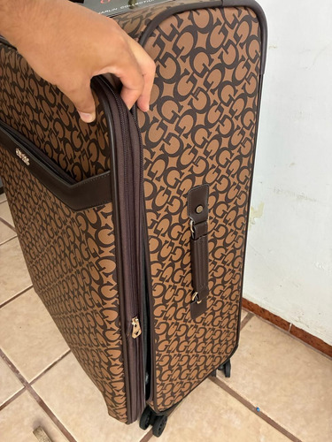 Maleta De Viaje Café Guess Karlin Travel Mod.l8836988-coc Marrón Oscuro Karlin Travel