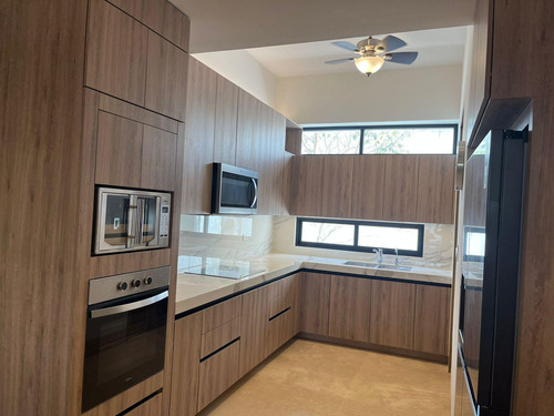 Departamento En Venta En Privada De 3 Habitación En Edificio