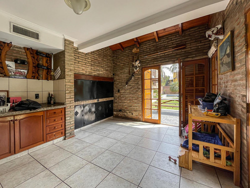 Casa De 3 Dormitorios Con Gran Jardín Y Pileta En Fisherton