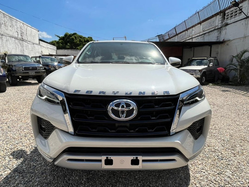 Imagen 2 de 17 de Toyota Fortuner Dubai