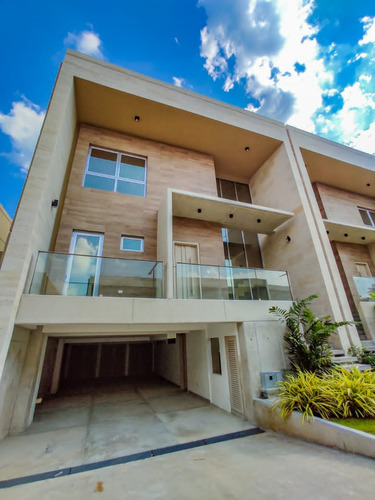 Venta De Town Houses En Urb. Altos De Guataparo 