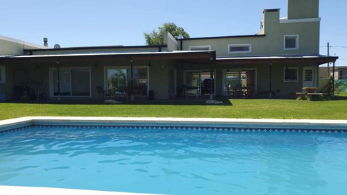 Casa En Venta - 3 Dormitorios 3 Baños - Cochera - 1.600mts2 - Chivilcoy
