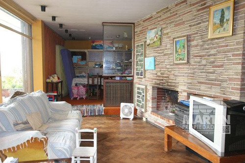 Casa Sobre Lote De 838 M2, Con Gran Parque Y Pileta - La Lucila, Excelente Ubicación