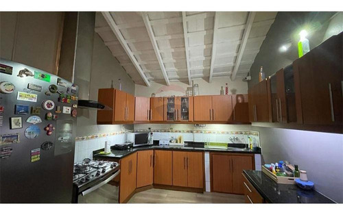 Imagen 6 de 14 de Vendo Casa En Lambaré: 5 Habitaciones Y 2 Baños.
