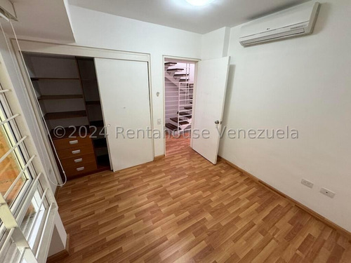 Espectacular Apartamento Duplex Con Clima De Montaña Y Terraza, Urb. Alto Hatillo. Mo 24-24908