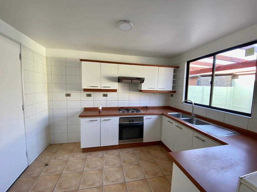 Casa De 2 Pisos Con 3d,3b,150 M2 Totales En Ciudad