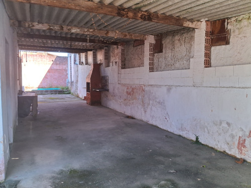Casa Com 2 Dormitórios E Quintal Grande Na Praia