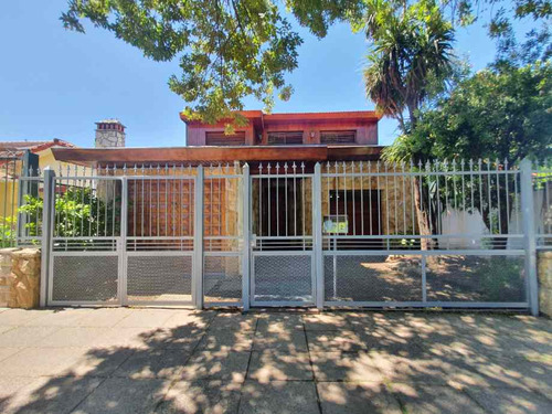 Chalet En Venta En Castelar Sur