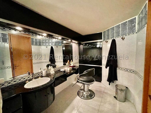 Hermosa Casa De Arquitectura Y Acabados De Lujos ,en Venta Ubicada En Los Chorros 24-4385