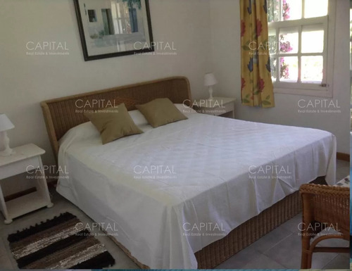 Casa De Cinco Dormitorios En Alquiler - En La Barra Punta Del Este