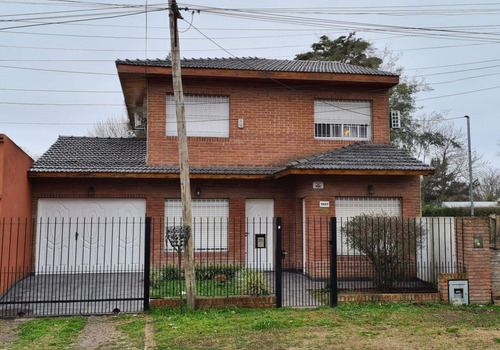 Casa En Venta - 3 Dormitorios 2 Baños - Cochera - 162mts2 - Villa Elisa, La Plata