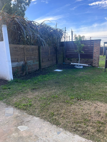 Hermosa Casita Al Frente Con Pequeño Patio Y Cochera