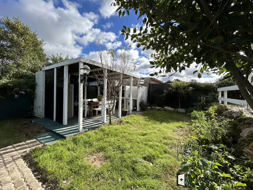 Alquiler De Casa De 3 Dormitorios En Balneario Buenos Aires Anual Cochera Para 4 Autos, Parrillero Techado, Jardín.