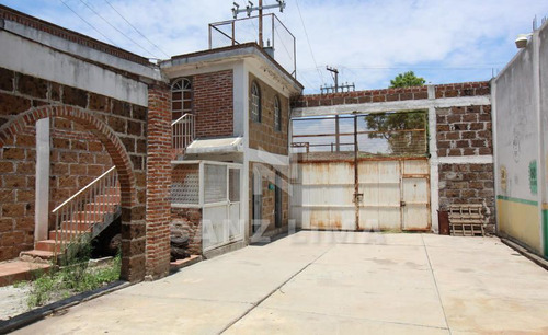 Apaseo El Grande, Gto: Bodega A 100 Mts De La Carretera Libre A Queretaro.