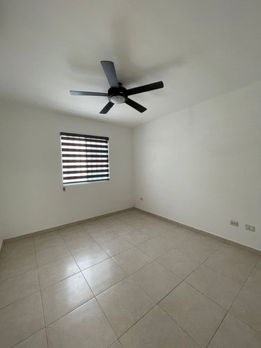 Casa En Fraccionamiento Privado, 3 Recámaras, 2.5 Baños, Doble Cochera, Vigilancia 24/7, Cocina De Cuarzo