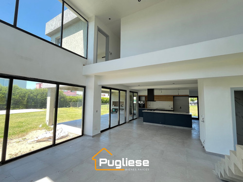 Casa En Venta A Estrenar Con Pileta. Lote Interno. Acacias Puertos