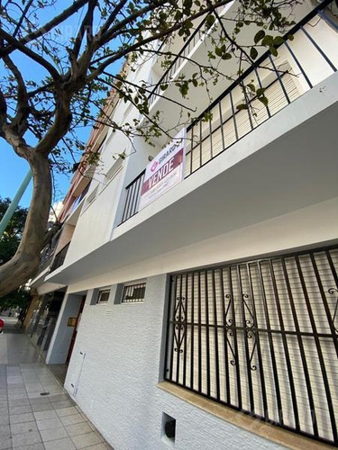 Excelente Departamento En Venta De 2 Ambientes A La Calle Con Balcón Saliente.