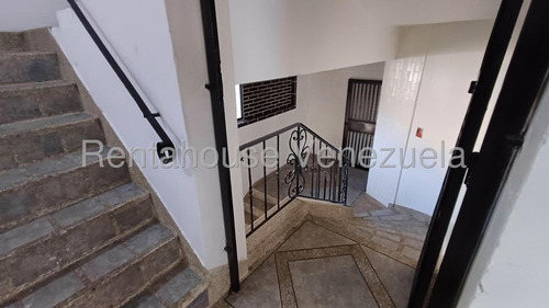 Local Comercial Ubicado En Esquina En Plena Av. Bolívar Norte De Valencia, Cuenta Con Un Área Total De 750 Mts2 Distribuidos En Mezanina Dos Pisos Y Terraza, Con Deposito.