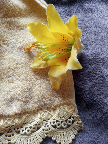 Toalha De Rosto Amarelo Claro 46x76cm Com Guipir Dourado