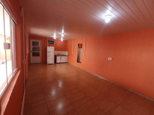 2 Casas No Mesmo Patio Com Muros Altos Separando