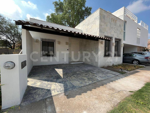 Casa En Venta Al Poniente De La Ciudad De Ags.,con Una Excelente Ubicación.